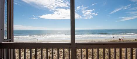 På stranden och solstolar