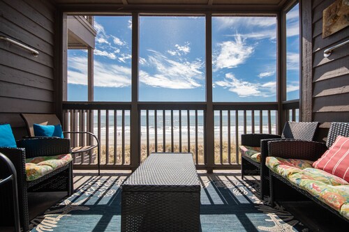 Oceanfront + King Bed + Charming Condo W/ 3 BD 2.5 BA