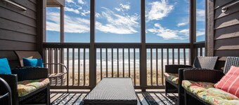 Oceanfront + King Bed + Charming Condo W/ 3 BD 2.5 BA