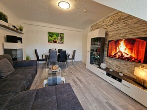 Smart TV, Netflix, streaming services, stereo - Exclusive and bright apartment in the centre (Kassel)
