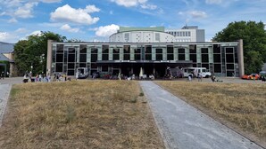 A modern building with a flat roof and large windows, labeled "STAATSTEATER". - Exclusive and bright apartment in the centre (Kassel)