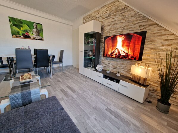 Smart TV, Netflix, streaming services, stereo - Exclusive and bright apartment in the centre (Kassel)