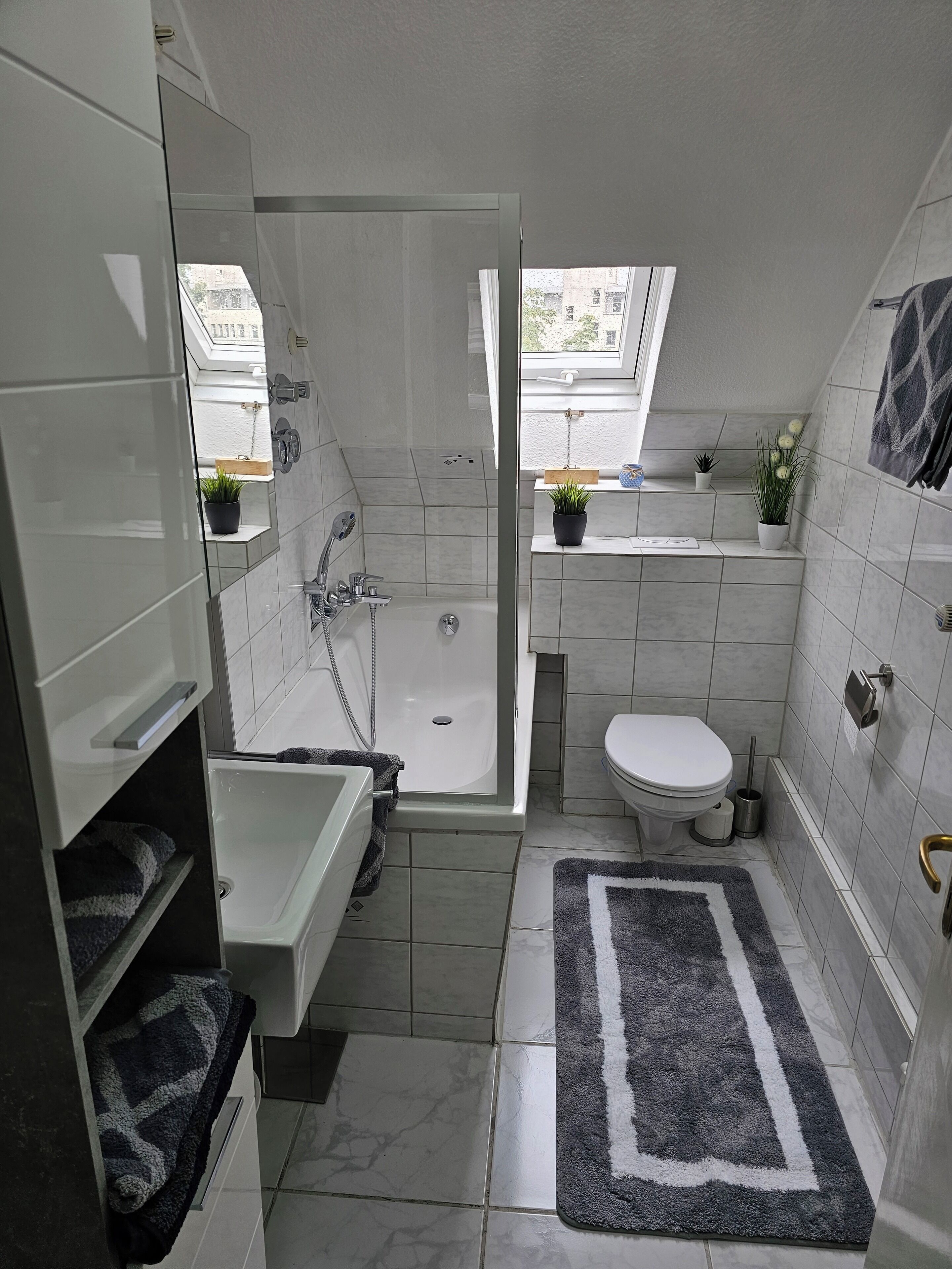 Duschwanne, Haartrockner, Handtücher, Toilettenpapier