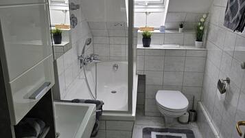 Duschwanne, Haartrockner, Handtücher, Toilettenpapier