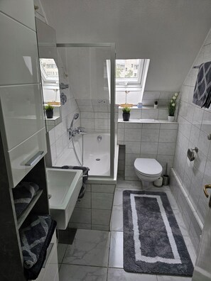 Combined shower/tub, hair dryer, towels, toilet paper - Exclusive and bright apartment in the centre (Kassel)