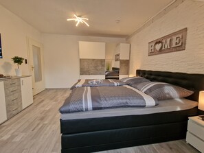 2 bedrooms, iron/ironing board, travel crib, free WiFi - Exclusive and bright apartment in the centre (Kassel)