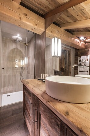 Shower, towels - Stunning 1-bed House in Sankt Anton am Arlberg (Sankt Anton am Arlberg)