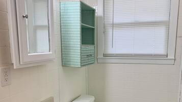 Duschwanne, Haartrockner, Handtücher, Seife