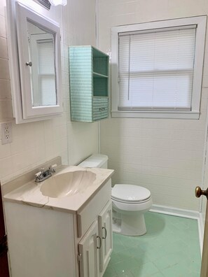 Ensemble douche/baignoire, sĂšche-cheveux, serviettes fournies, savon