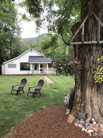 Property grounds. Serene Historic Cabin, Nine Acre Estate, Just Off I-5
