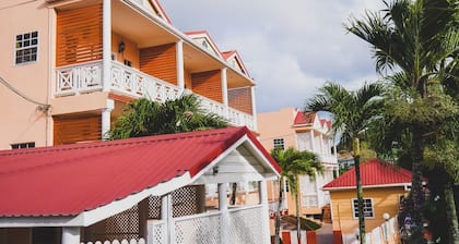 Close proximity to the International Airport and Sandy Beaches