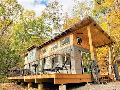 Walk to State Park trails! Nature bathing + hot tub under the stars + firepit