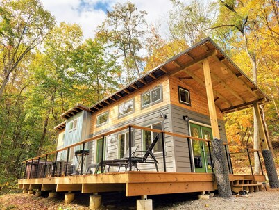 Walk to State Park trails! Nature bathing + hot tub under the stars + firepit