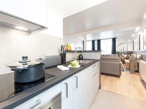 Refrigerador, microondas, horno, placa de cocina