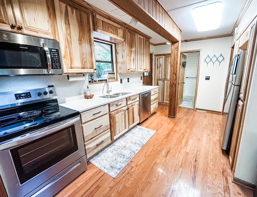 - NEWLY RENOVATED - cabin in gated, mountain community ~ sleeps 6 ~ wifi