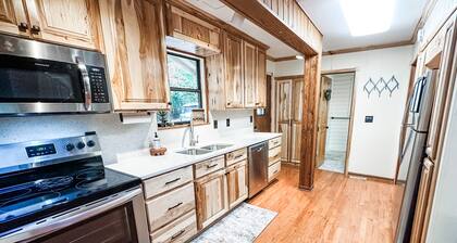 - NEWLY RENOVATED - cabin in gated, mountain community ~ sleeps 6 ~ wifi