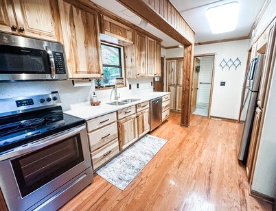 - NEWLY RENOVATED - cabin in gated, mountain community ~ sleeps 6 ~ wifi