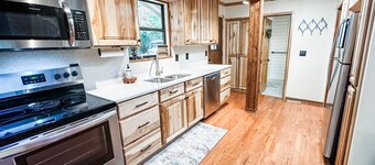 - NEWLY RENOVATED - cabin in gated, mountain community ~ sleeps 6 ~ wifi