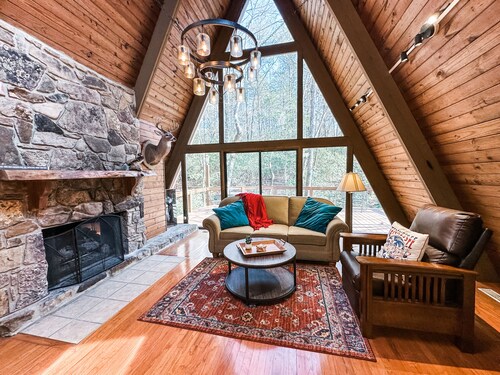 - NEWLY RENOVATED - cabin in gated, mountain community ~ sleeps 6 ~ wifi