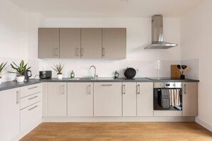 Departamento, 2 camas Queen size | Cocina privada | Refrigerador, horno, parrilla de estufa y lavavajillas 