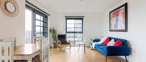 Apartment, 2 Queen-Betten | Wohnbereich