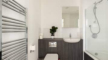 Apartment, 2 Queen Beds | Bathroom | Combined shower/bathtub, deep-soaking bathtub, towels, shampoo