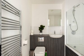 Apartment, 2 Queen-Betten | Badezimmer | Duschwanne, Komfortbadewanne, Handtücher, Shampoo