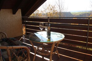 Outdoor dining - Sun terrace, distant views, large garden, high ceilings - your dream vacation home! (Dornstetten)