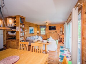 Smart TV, books - Cozy mountain retreat with spectacular view to unwind and relax. Pet friendly ! (Glade Valley)