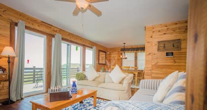 Cozy mountain retreat with spectacular view to unwind and relax. Pet friendly !
