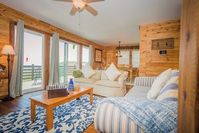 Cozy mountain retreat with spectacular view to unwind and relax. Pet friendly !