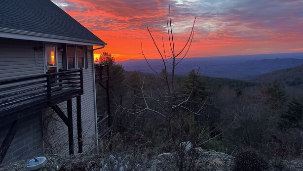 A house with a deck overlooking a mountainous landscape during sunset. - Cozy mountain retreat with spectacular view to unwind and relax. Pet friendly ! (Glade Valley)