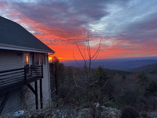 Cozy mountain retreat with spectacular view to unwind and relax. Pet friendly !