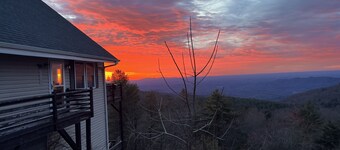 Cozy mountain retreat with spectacular view to unwind and relax. Pet friendly !