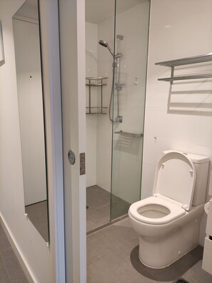 シャワー、タオル、石鹸、トイレットペーパー