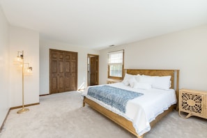 5 bedrooms, desk, iron/ironing board, cots/infant beds