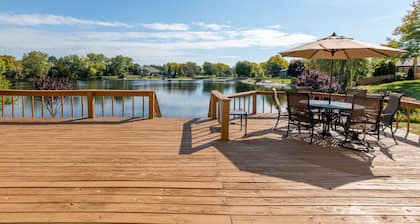 Cozy 5-bedroom with lake views and spacious deck