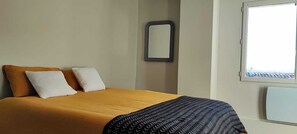 4 bedrooms, desk, free WiFi, bed sheets