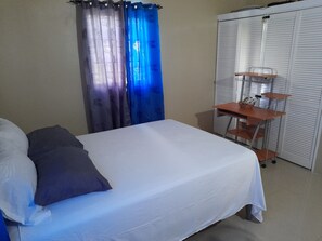 2 bedrooms, desk, iron/ironing board, WiFi - Loodik Vacation Home Brompton Manor  (Speculation)