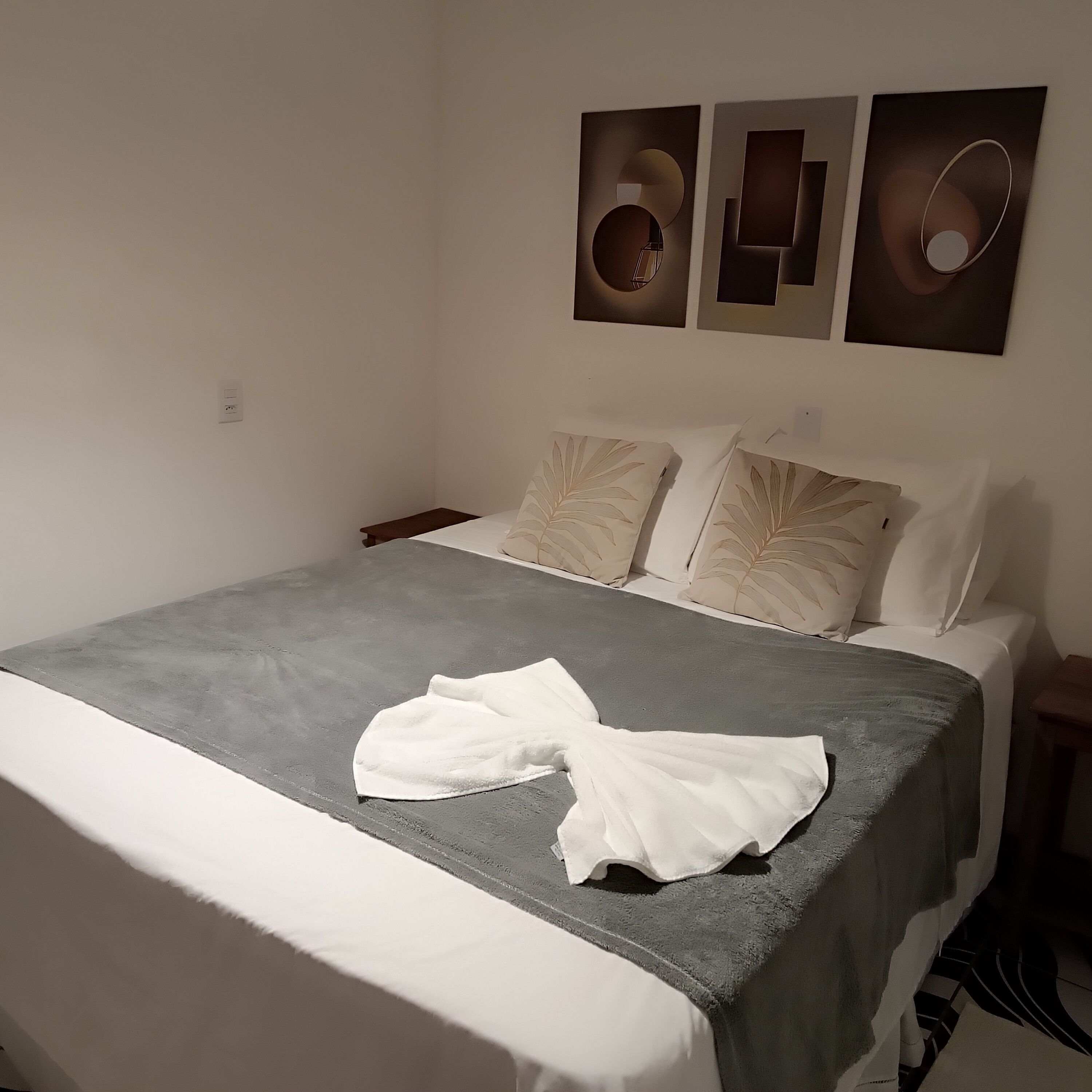 Svit Superior - 1 queensize-säng - privat badrum - utsikt mot trädgården | Minibar, gratis wi-fi och sängkläder