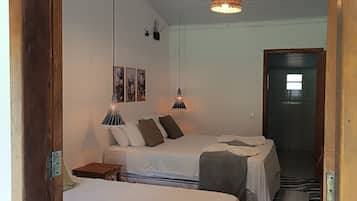 Superior-Dreibettzimmer, Mehrere Betten, Terrasse, Gartenblick | Minibar, kostenloses WLAN, Bettwäsche