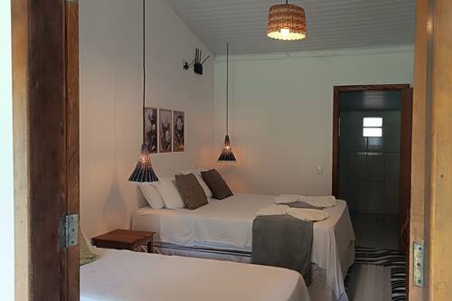 Quarto triplo superior, várias camas, varanda, vista para o jardim | Frigobar, Wi-Fi de cortesia, roupa de cama