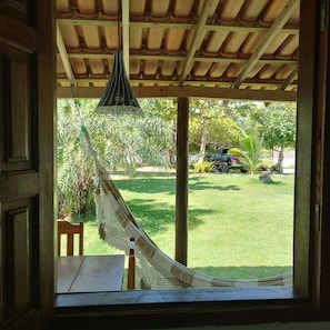 Superior trippelrum - flera sÀngar - uteplats - utsikt mot trÀdgÄrden | Utsikt frÄn rummet