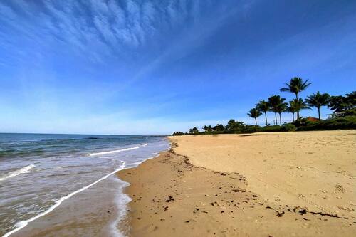 Na praia, areia branca