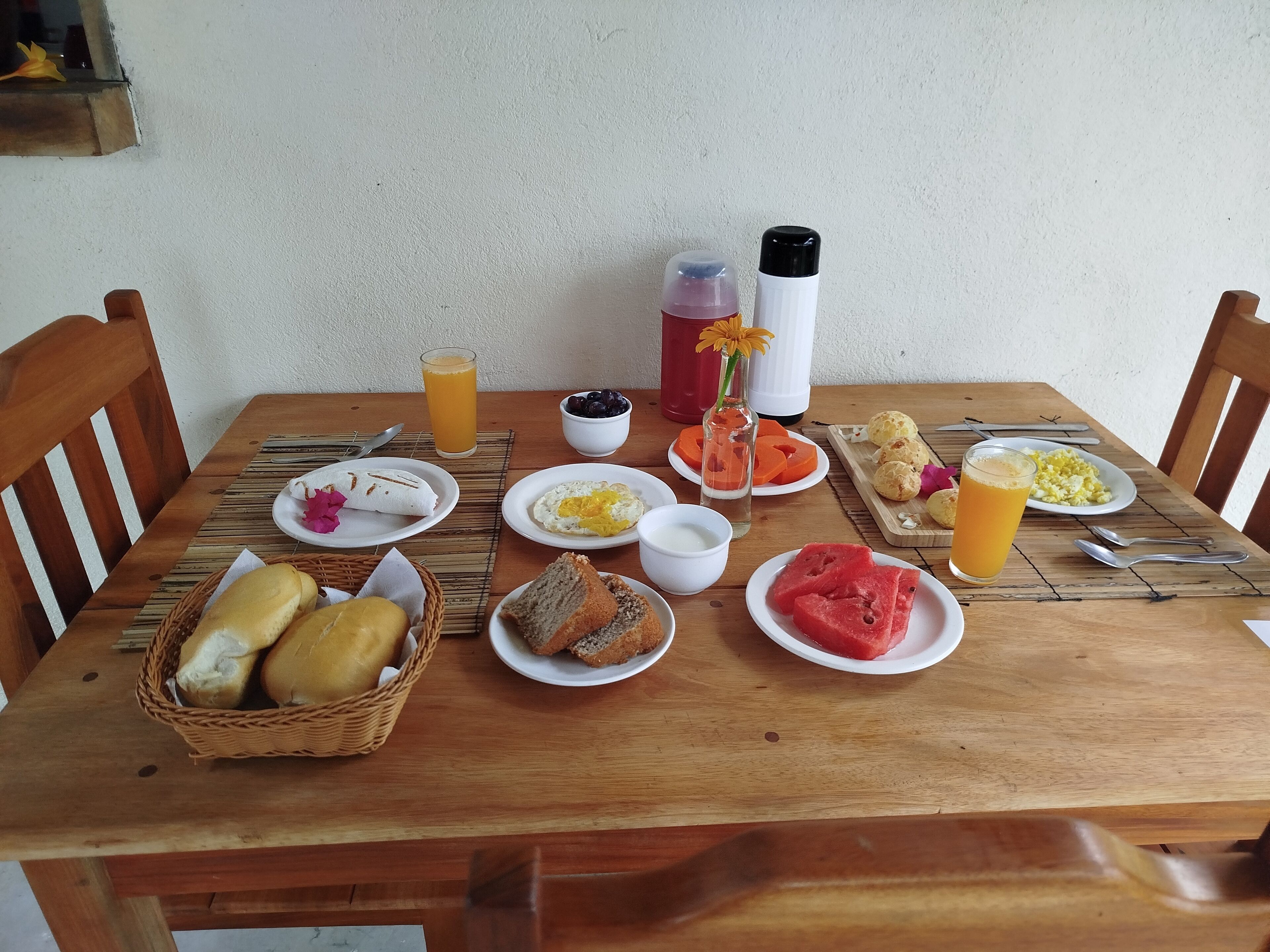 Café da manhã completo grátis todos os dias
