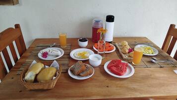 Café da manhã completo grátis todos os dias