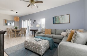 Smart TV, fireplace - Modern Townhome with Private Pool, Steps to Clubhouse - Only 15 Min to Disney! (Kissimmee)