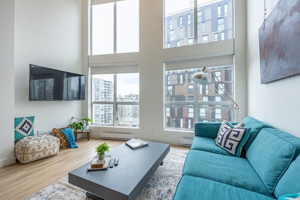 TV - Awesome loft in the heart of Downtown Vancouver! (Vancouver)