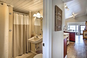 Douche, sèche-cheveux, serviettes fournies, papier toilette