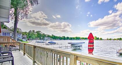 Cheerful lakefront cottage with kayaks and fire pit